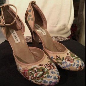 Steve Madden Embroidered Tapestry  Heels Sz 8